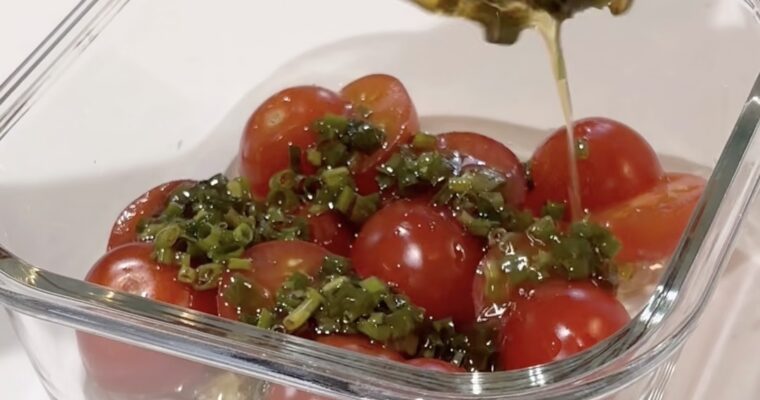 Receta de una ensalada exótica de tomate con salsa de cebollinos