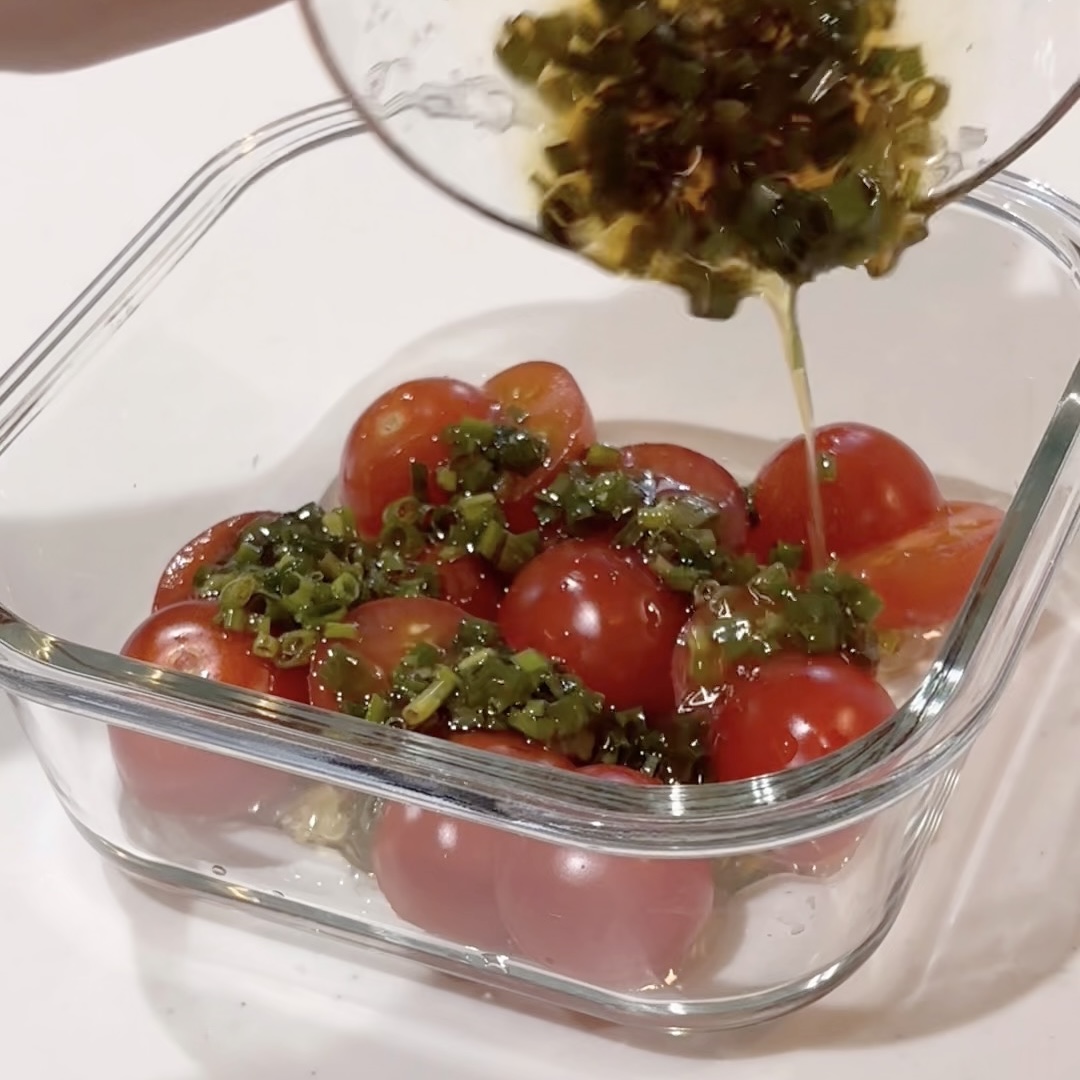 Receta de una ensalada exótica de tomate con salsa de cebollinos