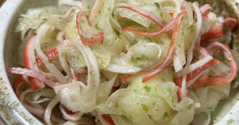 Receta de ensalada de daikon (rábano japonés) y kani kama (palitos de cangrejo)