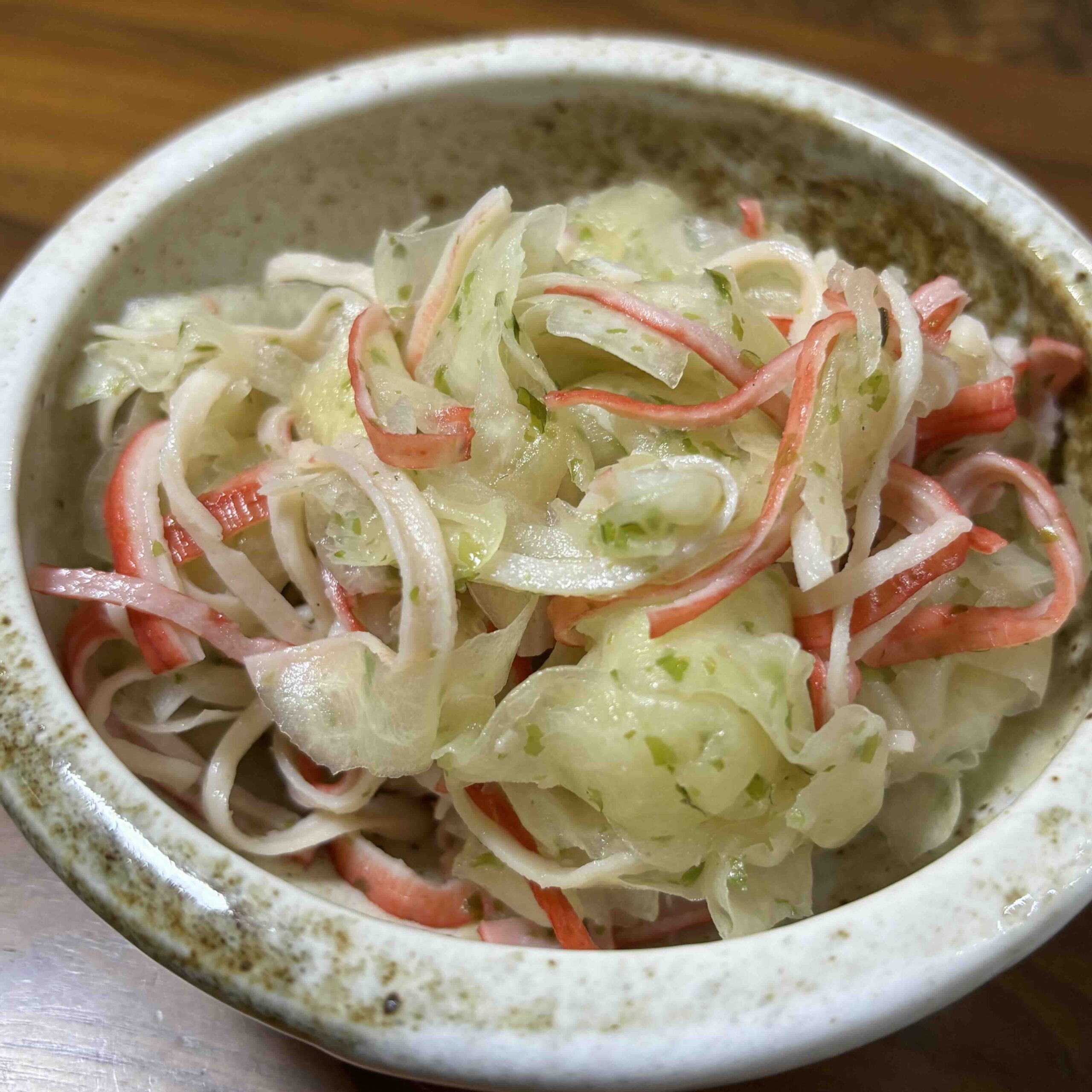 Receta de ensalada de daikon (rábano japonés) y kani kama (palitos de cangrejo)